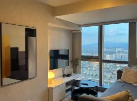 Elegant 1BR with Great View, Panoramic Pool Near Ortigas CBD - 24
