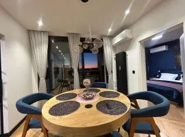 Blue Iris, 2BR, Stunning Views, Jacuzzi and Workspace