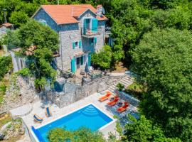 Villa Toscana with a pool, hotel v destinaci Tivat