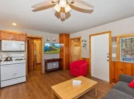 Rosy Cozy Cottage-Walk to Big Bear Lake