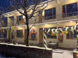 Shalom Guesthouse and Cafe, hotel v destinaci Kalgha