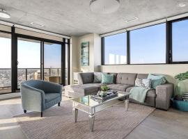 Executive Sky LUX - 2 BD 2BA Views Pool Patio & Gym, hotel a Calgary