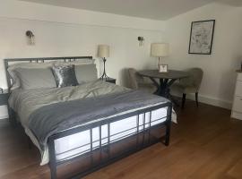 Spacious studio with free EV recharge overnight, pet-friendly hotel in Watford