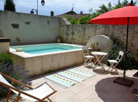 Maison de Charme, patio et piscine, wifi, Hotel in Aujargues