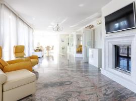 Luxury Villa with Indoor Pool, Jacuzzi, Sauna & Breathtaking City View, hotel com piscina em Klosterneuburg