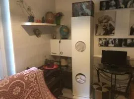 Studio "Maryline" 18 m2 - Séjour Parisien pas cher - Rez de chaussée Calme sur Beau patio Privé - Grand Canapé-Lit Clic Clac pour 2 personnes - Cuisine Équipée - Salle de bains - 5 minutes du Métro Brochant ligne 13,Bus 54 74 et 31 vers sites touristiques