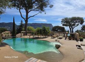 villa les nefliers vue panoramique mer et plage à pied, hotel in Cassis