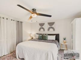 Main St New with AC Monthly stays Charming Cottage KING BED, hotel v destinaci Philomath