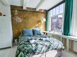 JoyJoyJoy the Green Palm ecolicious studio in a in historic Canalhouse from 1729 with view on the canals, Hotel in Amsterdam