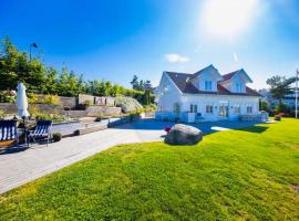 Villa with sea view, boat & golf cart Krager&oslash;, hotel com spa em Krager&oslash;