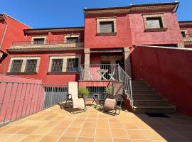 Casa grande de tres plantas con parking gratis