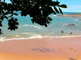 Apartamento Guarapari pé na areia com Wi-Fi e Garagem
