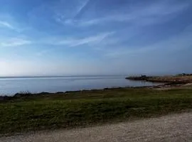 Hyggeligt hus ved fjord og by