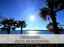 PENTHOUSE - 3 Schlafzimmer- sonnige Dachterrasse -Whirlpool & Alpenblick - Perfekt für Romantik oder Familienurlaub mit Kind, Hund willkommen - by FerienWohnenAmSee -, hotel i Überlingen