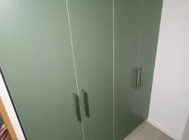 Um quarto com banheiro privativo