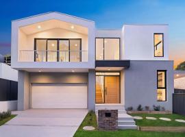 Luxurious 5 Bed Retreat with Pool near Gymea Village, hotel a Miranda