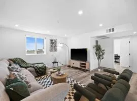 Chic Private Room with Bath-Steps to USC and Downtown LA