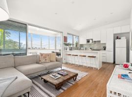 Luxury 2-Bed with Ocean Views and Garden, hotel v destinaci Collaroy
