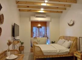 Condo in QC - Minimalist w Bath Tub near GMA EDSA, hotel v destinaci Manila
