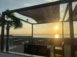 BLUE OCEAN 淡路屋 -Awajiya- Oceanfront BBQ PET OK、淡路市のホステル