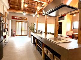 My Place 小豆島 1日1組限定 海近の贅沢ステイ 2025年フルリノベ 洗練モダンデザイン 最大8名 一棟貸切, acomoda&ccedil;&atilde;o em Tonosho