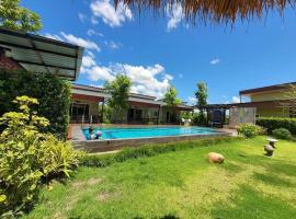 บ้านไร่แสงเดือน รีสอร์ท, hotel with parking in Ban Kha