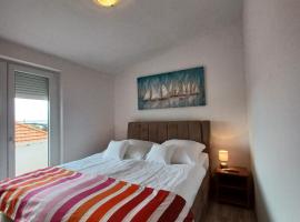 Beachfront Apartment with Balcony and Sea View, hotel in Vrsi