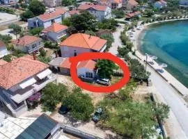 Sunny apartment Leonela by the sea