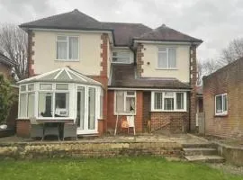 Charming House with Garden - Sleeps 6 & Parking