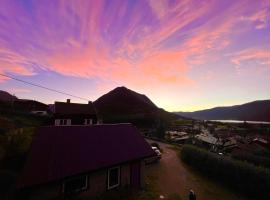 Hyggelig og velutstyrt leilighet i Lom sentrum, hotel con estacionamiento en Lom