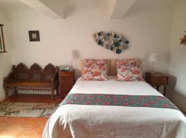 La Cachette centre village, hotel v destinaci Roussillon