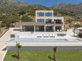 Dias Villa, Tennis, 2Pools, Walk to Beach & Shops, By ThinkVilla