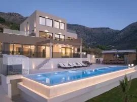 Dias Villa, Tennis, 2Pools, Walk to Beach & Shops, By ThinkVilla