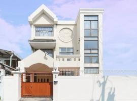 Charming 3-Storey house near BTS Onnut Station, cottage ở Bangkok