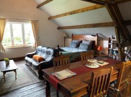 Spacious, rustic studio space for 2 persons, hotel v destinaci Saint-Cyr-du-Bailleul