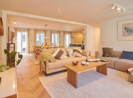 Designer 2 BR Home with Private Balcony, hotel de playa en Copenhague