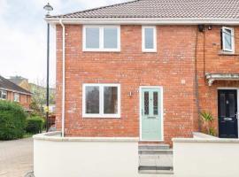 Dings House With FREE Parking In Super Central South West City Location By StayStaycations, hotel a Bristol