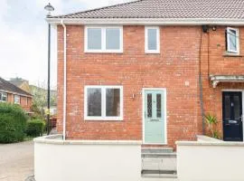Dings House With FREE Parking In Super Central South West City Location By StayStaycations