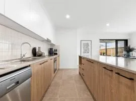 Noble Casa Brand New Estate Sleeps 8 Burpengary East