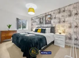 4-BR House By Townhouse Stays Short Lets & Serviced Accommodation in Birmingham with Garden, Free Parking & WiFi