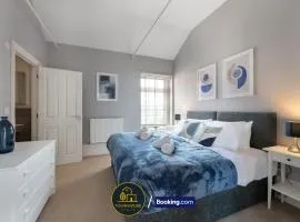 4-Bedroom House by Townhouse Stays, Short Lets & Serviced Accommodation in Colchester with Garden, Free Parking & WiFi