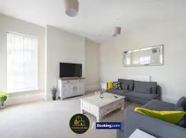 4BR House by Townhouse Stays, Short Lets & Serviced Accommodation in Colchester with Garden, Free Parking & WiFi