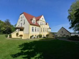 Gutshaus-Grubnow-Ferienwohnung-2-am-Wasser-Sauna-und-WLAN-incl