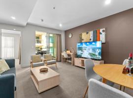 Ultima Escapes - Glenelg Beachfront Bliss - Direct Beach Access, Pool, Gym, Free Parking, Wi-Fi, hotel de playa en Glenelg