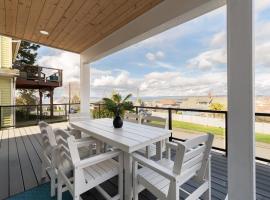 Spacious 3BR Home Sleeps 8 Private Backyard, hotel v destinaci Everett