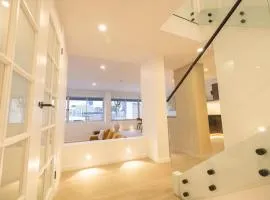 Penthouse - Luxury 2 Storey -3 Bedroom Sky home!