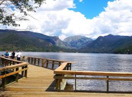 Cozy cabin Steps from Lake and Board walk 5 min RMNP Moose Lodge Studio, Hotel in Grand Lake