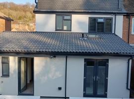 High Wycombe 1-Bed Apt Sleeps 3 & Private Parking, hotel in High Wycombe