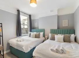 Bright & Spacious London Flat - Sleeps 9