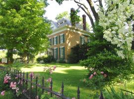 Historic Manor Overlooking Park, hotel v destinaci Bloomington
